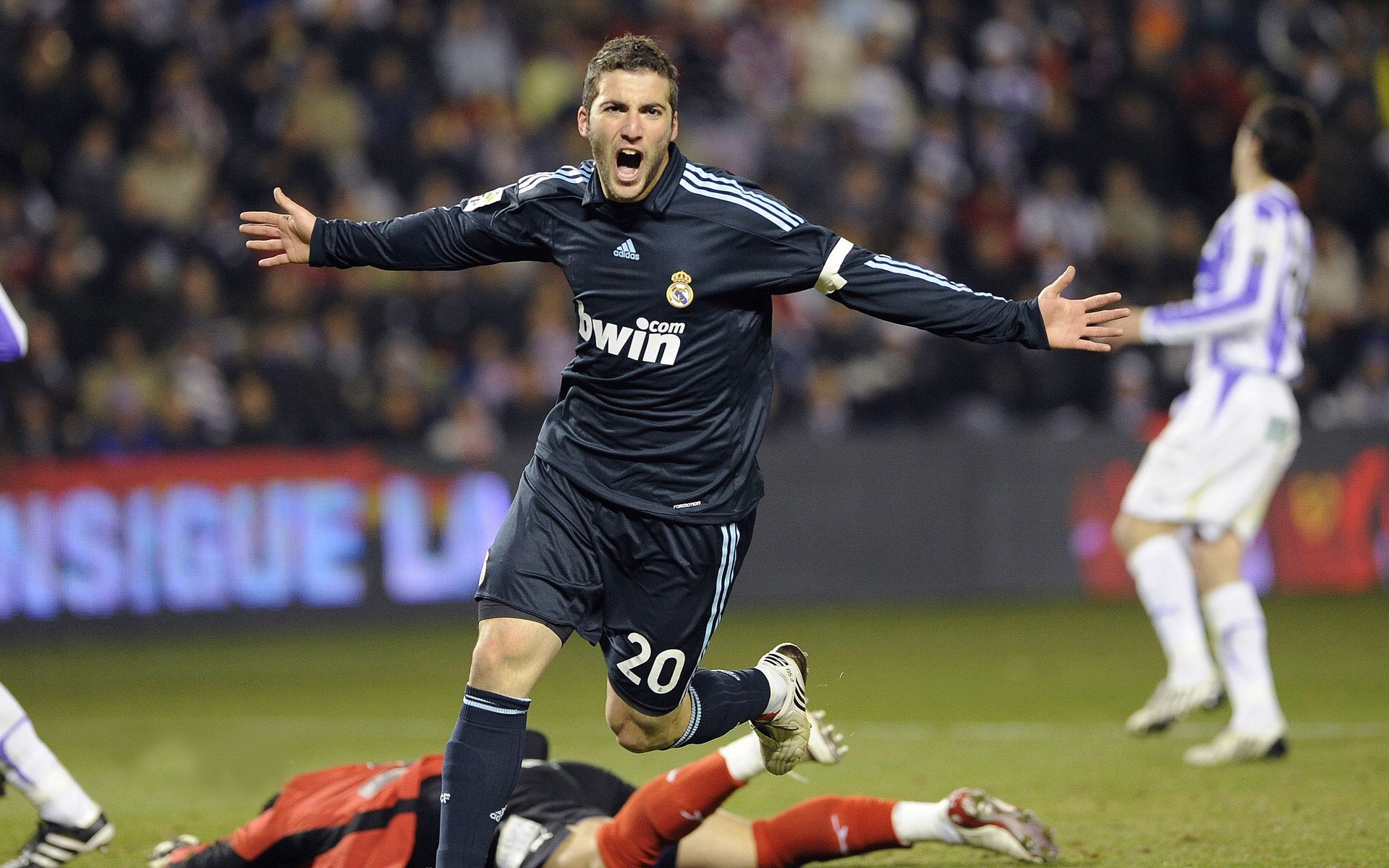 阿扎伦卡新星反败为胜表现突出，巴塞罗那前途光明！赛场气氛高涨(阿米卡星敏感是什么意思)