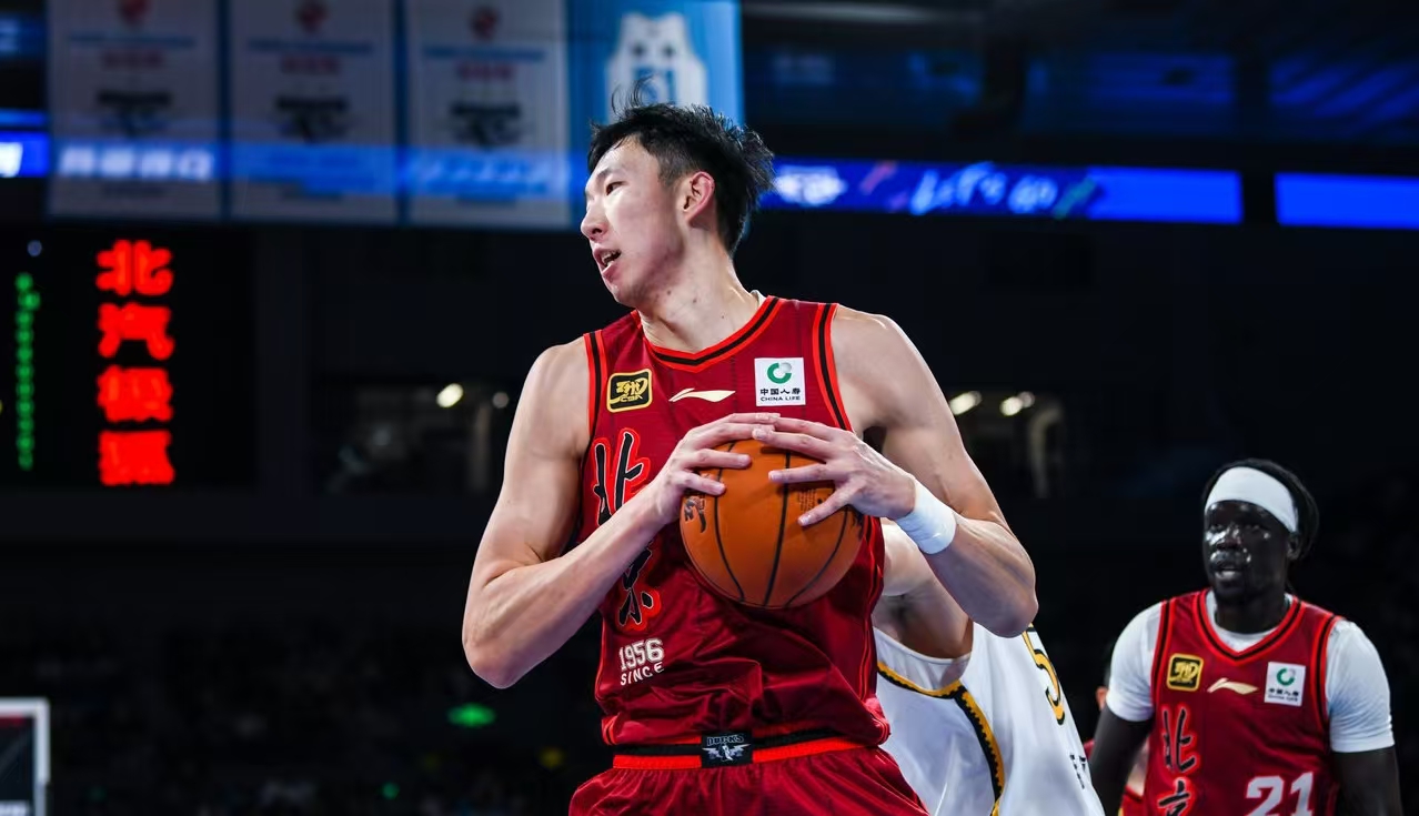 包含周琦复出首秀出彩，北京首钢主场大胜圣安东尼奥马刺，豪取40连胜的词条